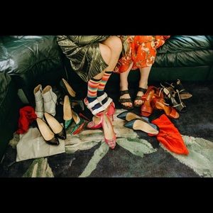 Hi! We are pro wardrobe stylists in Seattle, WA